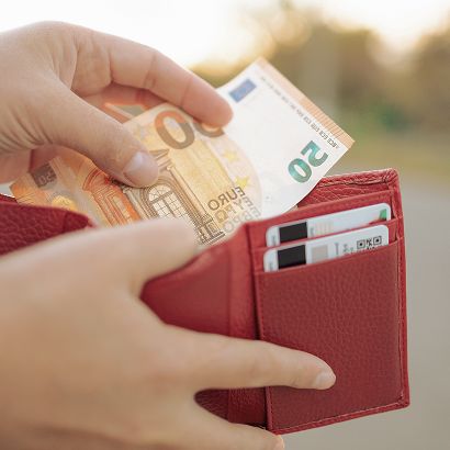 Žena s peňaženkou a eurami