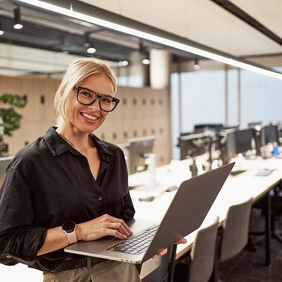 Žena pracujúca v modernej kancelárii