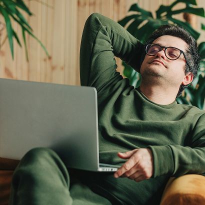 Muž s laptopom doma